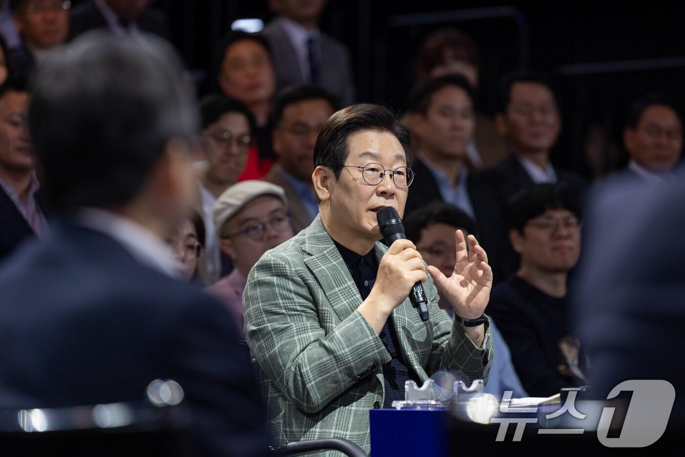 이재명 대통령이 14일 서울 동대문구 콘텐츠문화광장에서 열린 디지털토크라이브 &#39;국민의 목소리, 정책이 되다&#39;에서 발언하고 있다. &#40;대통령실 제공. 재판매 및 DB 금지&#41; 2025.10.14/뉴스1 ⓒ News1 허경 기자