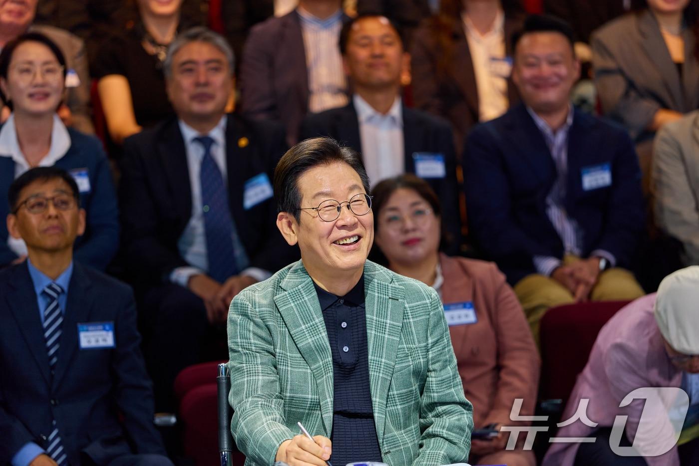 이재명 대통령이 14일 서울 동대문구 콘텐츠문화광장에서 열린 디지털토크라이브 '국민의 목소리, 정책이 되다'에서 미소를 짓고 있다. (대통령실 제공. 재판매 및 DB 금지) 2025.10.14/뉴스1 ⓒ News1 허경 기자