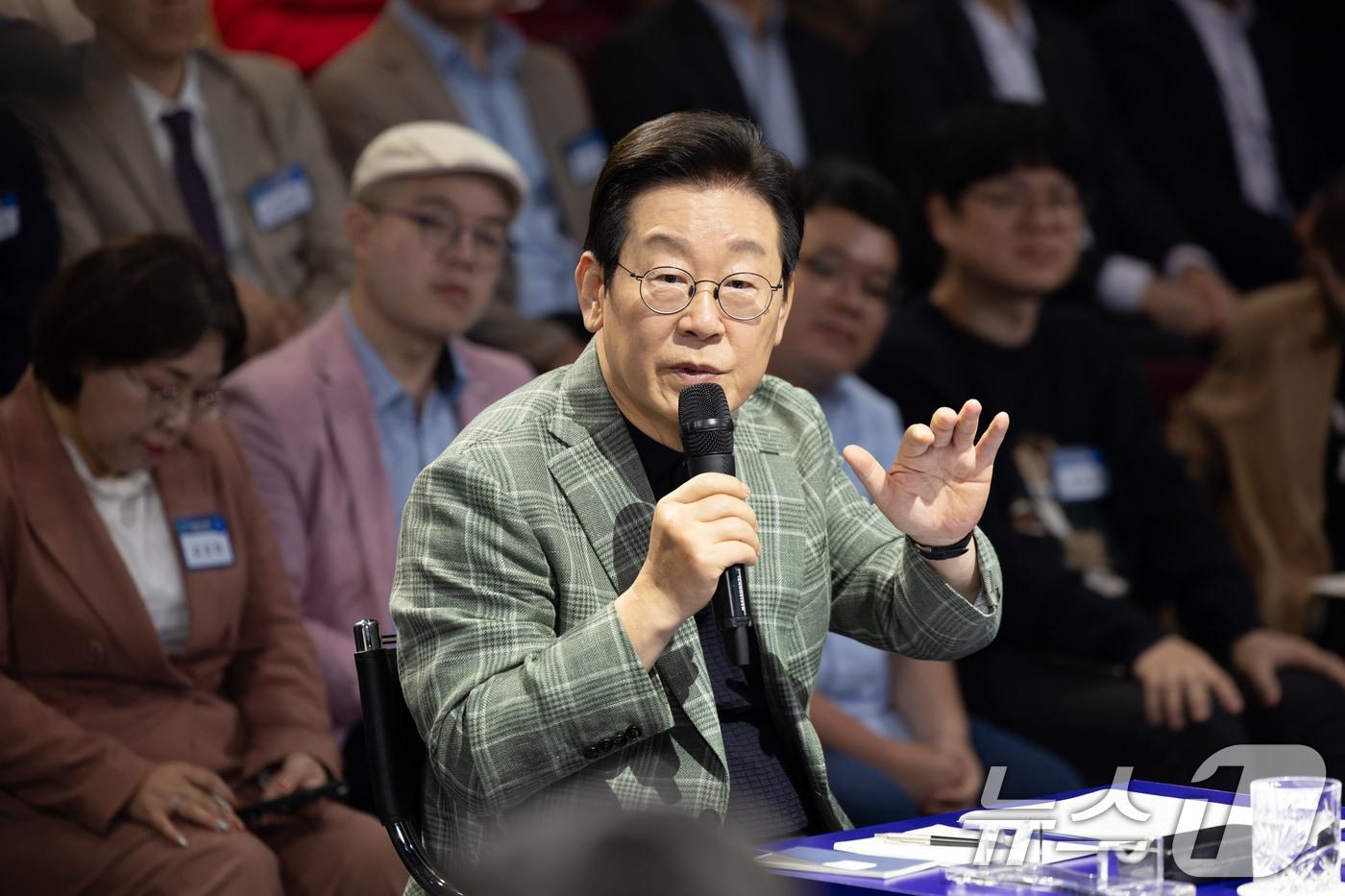 이재명 대통령이 14일 서울 동대문구 콘텐츠문화광장에서 열린 디지털토크라이브 &#39;국민의 목소리, 정책이 되다&#39;에서 발언하고 있다. &#40;대통령실 제공. 재판매 및 DB 금지&#41; 2025.10.14/뉴스1 ⓒ News1 허경 기자