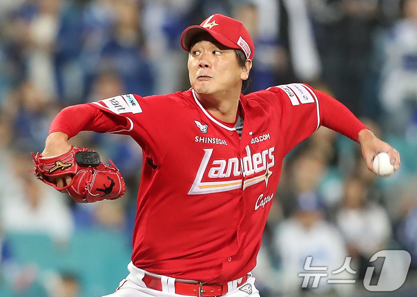 14일 오후 대구 삼성라이온즈파크에서 열린 프로야구 2025 신한 SOL뱅크 KBO 준플레이오프 4차전 삼성 라이온즈와 SSG 랜더스의 경기, SSG 선발투수 김광현이 역투하고 있다. 2025.10.14/뉴스1 ⓒ News1 공정식 기자