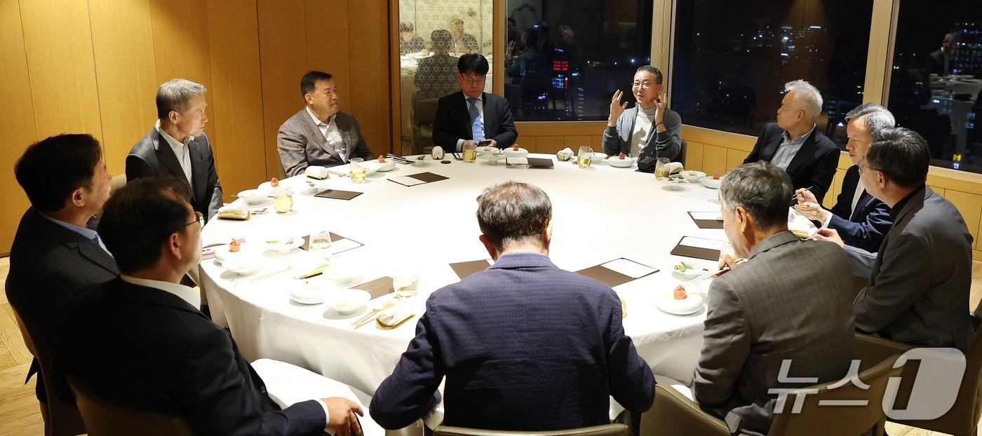 서울 중구 롯데호텔에서 지난 13일 저녁 열린 글로벌코리아인사이츠&#40;GK인사이츠&#41; 고문단 출범 만찬에서 참석자들이 대화를 나누고 있다. 사진 왼쪽 첫번째 뒷모습부터 시계방향으로 박정호 전 SK하이닉스 부회장, 홍선근 머니투데이 회장,황각규 전 롯데지주 부회장, &#40;한명 건너&#41; 권영수 전 LG에너지솔루션 부회장. 백용호 글로벌코리아인사이츠 이사장 겸 머니투데이 상임고문, 최현만 전 미래에셋 회장, 전하진 전 한글과컴퓨터 대표, 최준근 전 한국HP대표, 정유성 전 삼성SDS 대표, 김종갑 전 한국전력 사장.&#40;GK인사이츠 제공&#41;