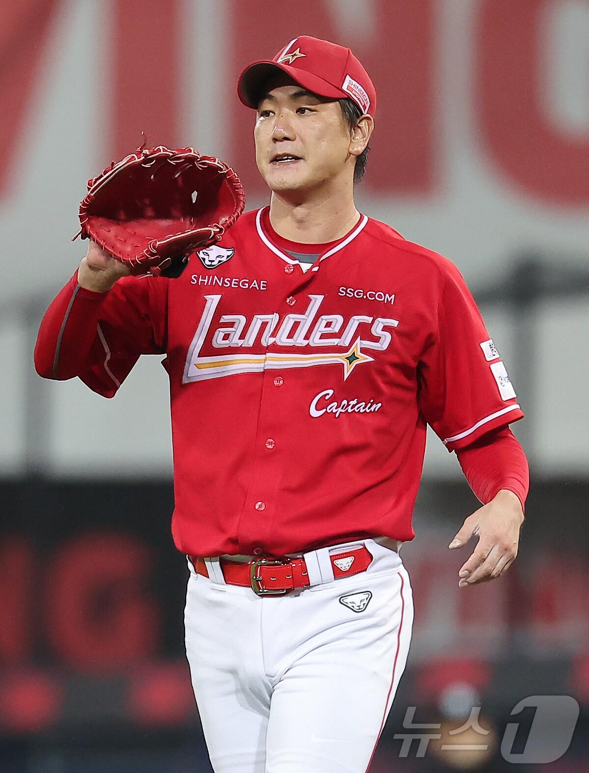 본문 이미지 - 14일 오후 대구 삼성라이온즈파크에서 열린 프로야구 2025 신한 SOL뱅크 KBO 준플레이오프 3차전 SSG 랜더스와 삼성 라이온즈의 경기, SSG 선발 김광현이 5회말 무사 삼성 강민호를 내야 땅볼로 잡아낸 뒤 3루수에게 공을 받고 있다. 2025.10.14/뉴스1 ⓒ News1 김진환 기자