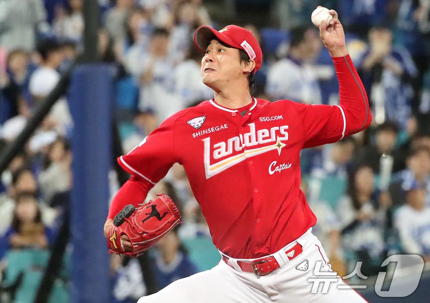 14일 오후 대구 삼성라이온즈파크에서 열린 프로야구 2025 신한 SOL뱅크 KBO 준플레이오프 4차전 삼성 라이온즈와 SSG 랜더스의 경기에 SSG 선발 김광현이 역투하고 있다. 2025.10.14/뉴스1 ⓒ News1 공정식 기자