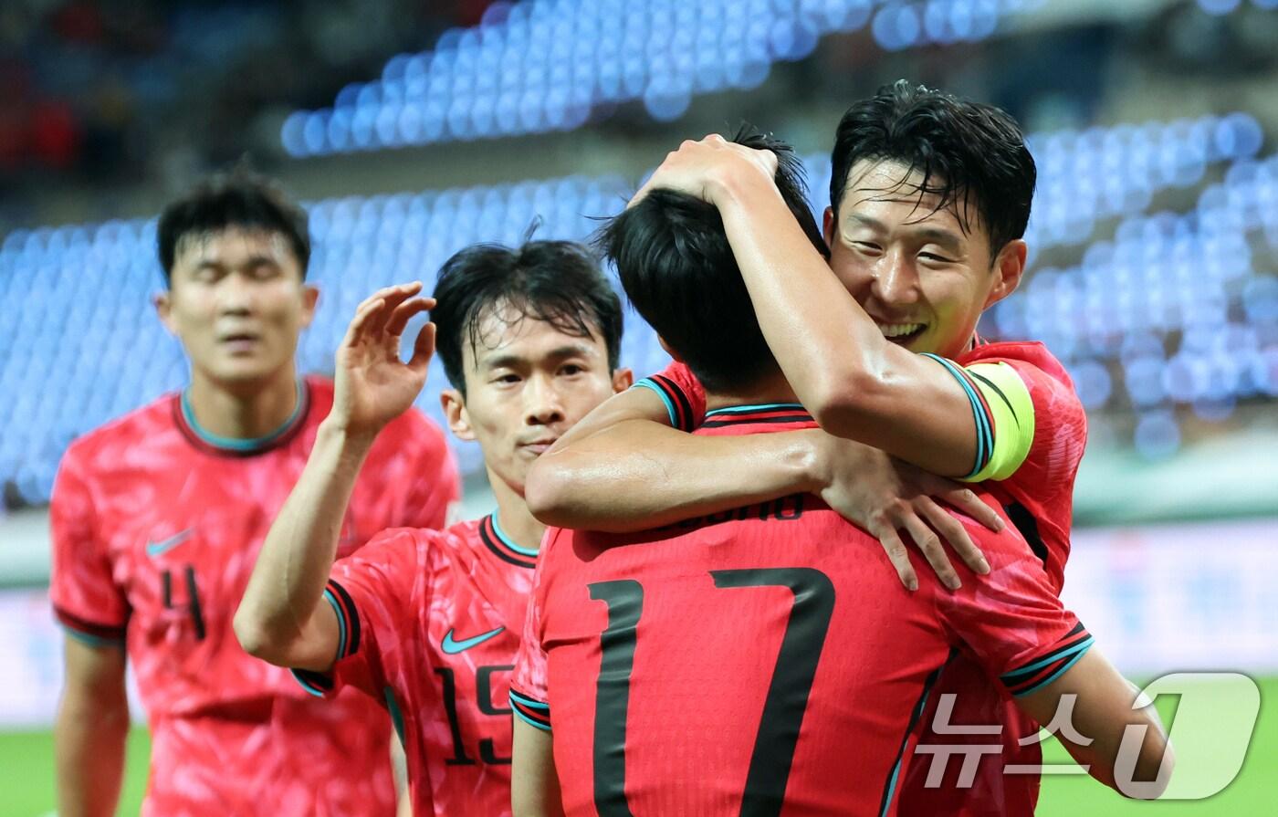 14일 오후 서울 마포구 상암월드컵경기장에서 열린 &#39;하나은행 초청 축구국가대표팀 친선경기&#39; 대한민국과 파라과이의 경기에서 엄지성이 첫 골을 넣고 손흥민과 포옹을 하고 있다 2025.10.14/뉴스1 ⓒ News1 김명섭 기자