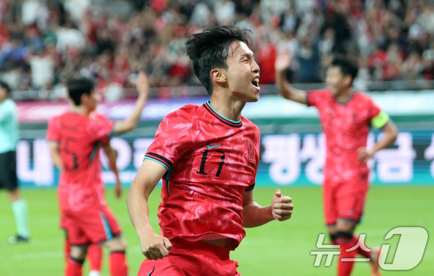 14일 오후 서울 마포구 상암월드컵경기장에서 열린 &#39;하나은행 초청 축구국가대표팀 친선경기&#39; 대한민국과 파라과이의 경기에서 엄지성이 선제골을 넣고 세리머니를 하고 있다 2025.10.14/뉴스1 ⓒ News1 김명섭 기자