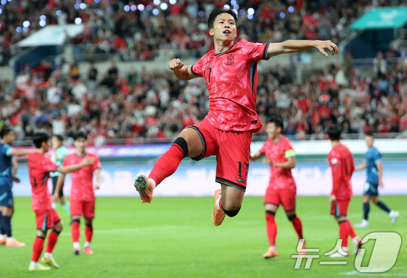 14일 오후 서울 마포구 상암월드컵경기장에서 열린 &#39;하나은행 초청 축구국가대표팀 친선경기&#39; 대한민국과 파라과이의 경기에서 엄지성이 선제골을 넣고 세리머니를 하고 있다 2025.10.14/뉴스1 ⓒ News1 김명섭 기자