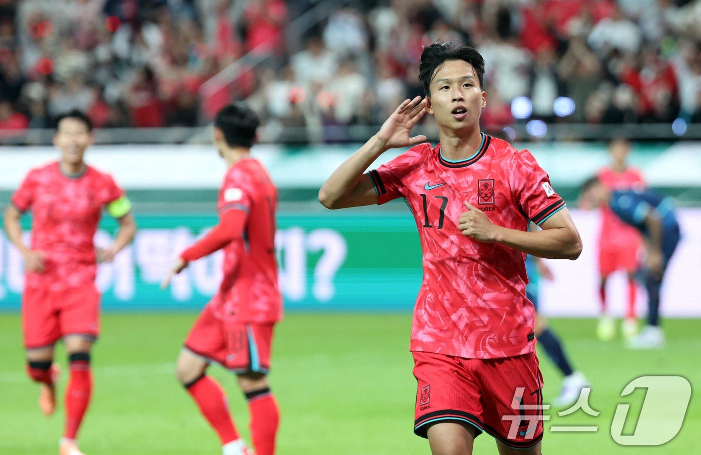 14일 오후 서울 마포구 상암월드컵경기장에서 열린 &#39;하나은행 초청 축구국가대표팀 친선경기&#39; 대한민국과 파라과이의 경기에서 엄지성이 선제골을 넣고 세리머니를 하고 있다 2025.10.14/뉴스1 ⓒ News1 김명섭 기자