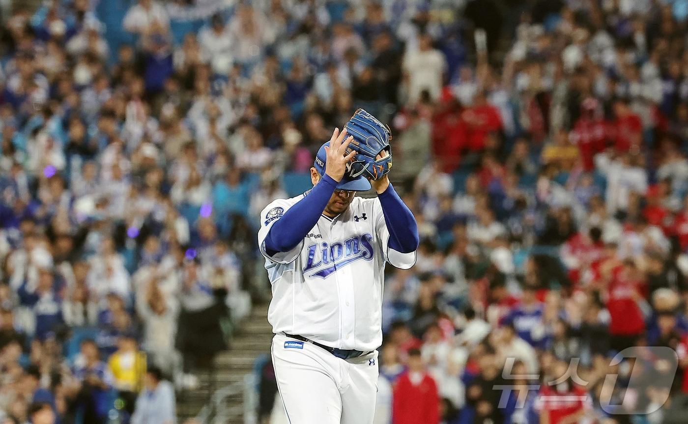 14일 오후 대구 삼성라이온즈파크에서 열린 프로야구 2025 신한 SOL뱅크 KBO 준플레이오프 4차전 SSG 랜더스와 삼성 라이온즈의 경기, 삼성 선발 후라도가 7회초 이닝을 실점 없이 마친 뒤 손뼉을 치며 더그아웃으로 향하고 있다. 2025.10.14/뉴스1 ⓒ News1 김진환 기자