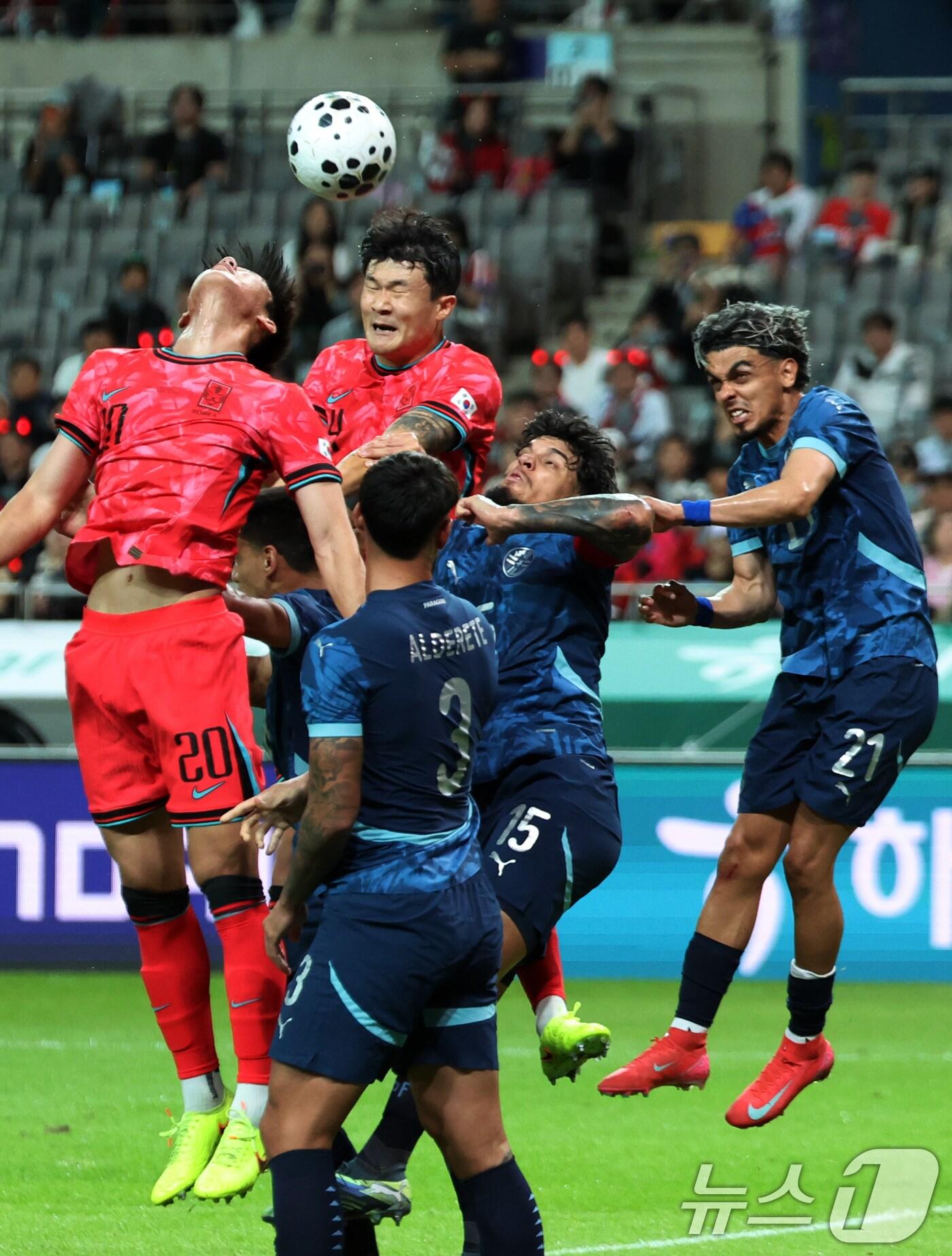 본문 이미지 - 14일 오후 서울 마포구 상암월드컵경기장에서 열린 &#39;하나은행 초청 축구국가대표팀 친선경기&#39; 대한민국과 파라과이의 경기 전반전에서 김민재가 헤더를 하고 있다. 2025.10.14/뉴스1 ⓒ News1 김명섭 기자