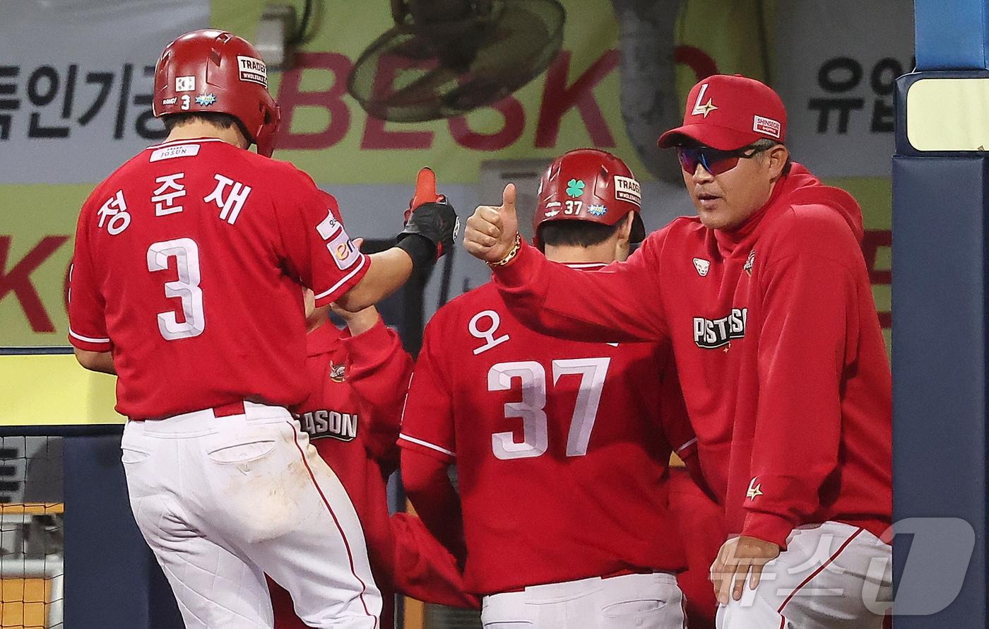 14일 오후 대구 삼성라이온즈파크에서 열린 프로야구 2025 신한 SOL뱅크 KBO 준플레이오프 4차전 SSG 랜더스와 삼성 라이온즈의 경기, SSG 이숭용 감독이 8회초 무사 1,3루 상황 박성한의 동점 적시타 때 득점에 성공한 정준재, 오태곤과 기쁨을 나누고 있다. 2025.10.14/뉴스1 ⓒ News1 김진환 기자