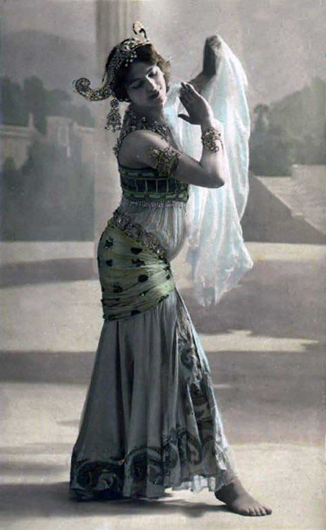 본문 이미지 - 마타 하리 이미지가 들어간 프랑스 엽서 (출처: Lucien Walery, 1906, Public domain, via Wikimedia Commons)