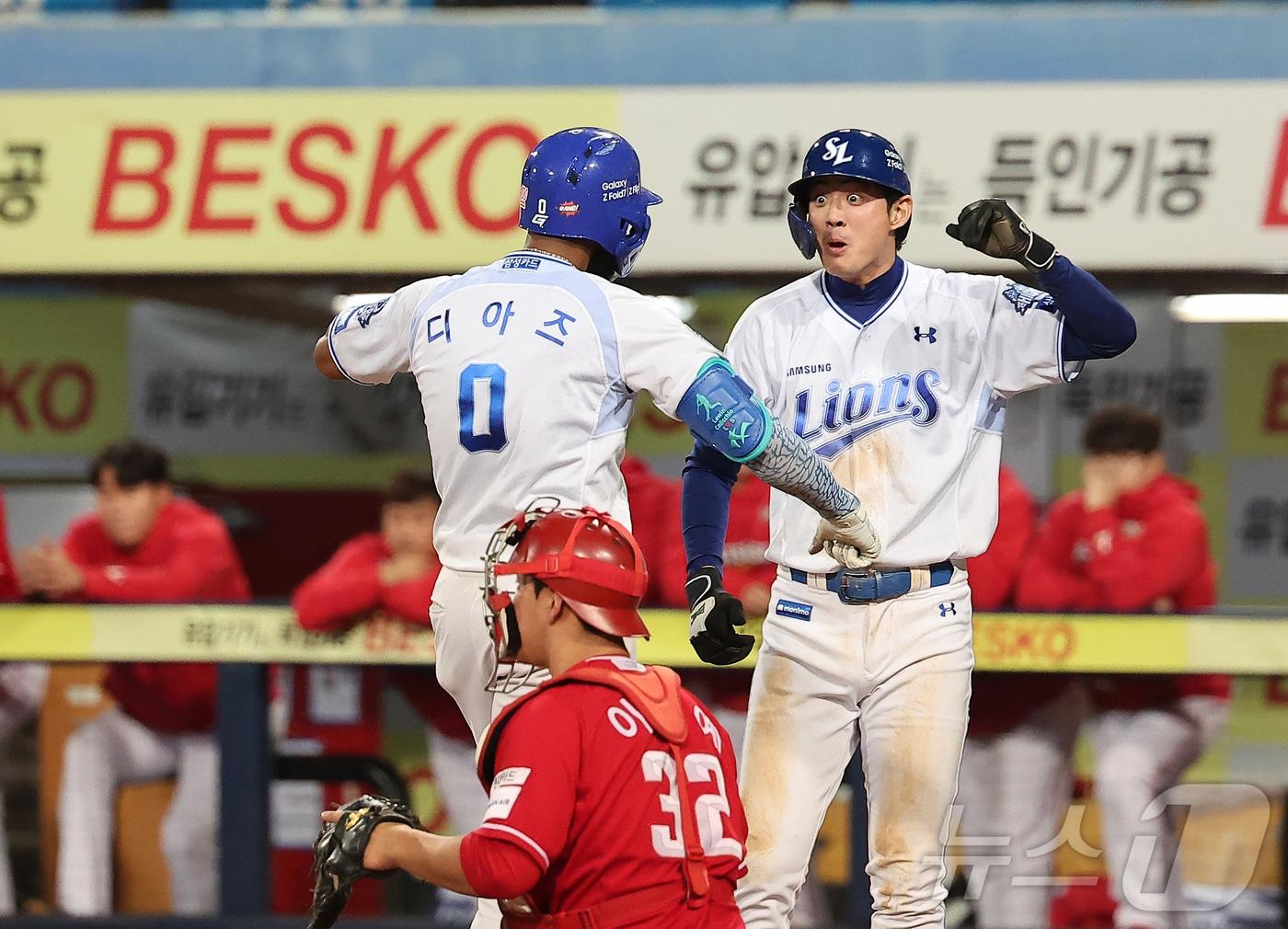 본문 이미지 - 14일 오후 대구 삼성라이온즈파크에서 열린 프로야구 2025 신한 SOL뱅크 KBO 준플레이오프 4차전 SSG 랜더스와 삼성 라이온즈의 경기, 삼성 디아즈가 8회말 2사 1루 상황 역전 투런홈런을 친 뒤 구자욱의 축하를 받고 있다. 2025.10.14/뉴스1 ⓒ News1 김진환 기자