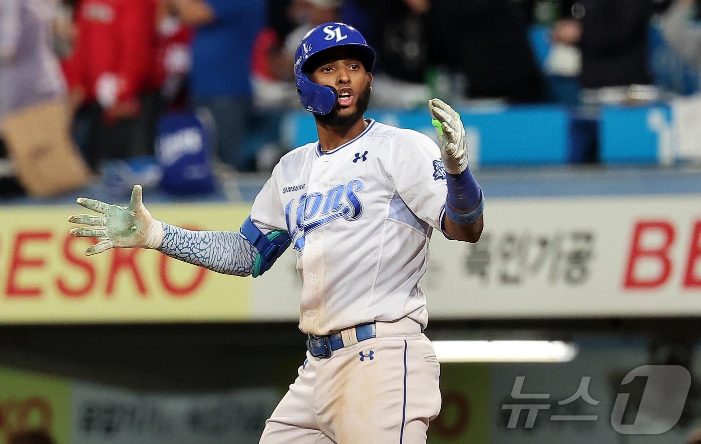 14일 오후 대구 삼성라이온즈파크에서 열린 프로야구 2025 신한 SOL뱅크 KBO 준플레이오프 4차전 SSG 랜더스와 삼성 라이온즈의 경기, 삼성 디아즈가 8회말 2사 1루 상황 역전 투런홈런을 친 뒤 더그아웃을 향해 세리머니를 하고 있다. 2025.10.14/뉴스1 ⓒ News1 김진환 기자