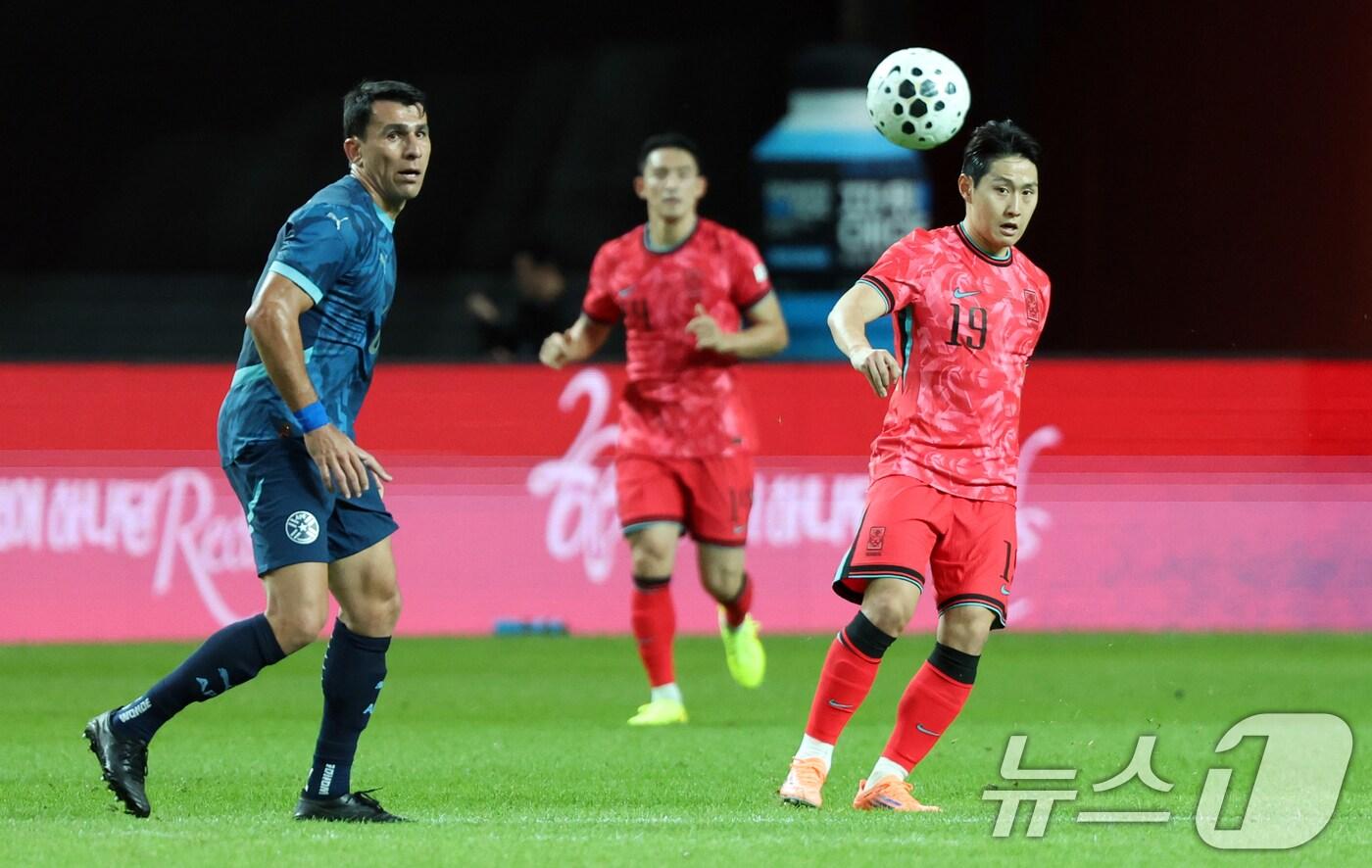 한국 남자 선수 A매치 최다 출전한 손흥민이 14일 오후 서울 마포구 서울월드컵경기장에서 열린 하나은행 초청 축구국가대표팀 친선경기 대한민국과 파라과이의 경기 후반전에서 이강인이 패스를 하고 있다. 2025.10.14/뉴스1 ⓒ News1 김명섭 기자