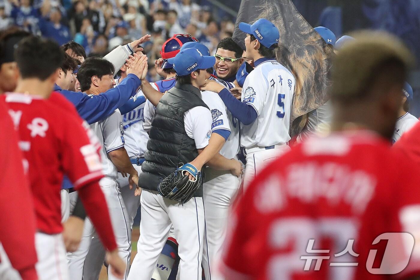 14일 오후 대구 삼성라이온즈파크에서 열린 프로야구 2025 신한 SOL뱅크 KBO 준플레이오프 4차전 삼성 라이온즈와 SSG 랜더스의 경기, 5대 2 승리를 거두며 플레이오프 진출을 확정지은 삼성 선수들이 기쁨을 나누고 있다. 2025.10.14/뉴스1 ⓒ News1 공정식 기자