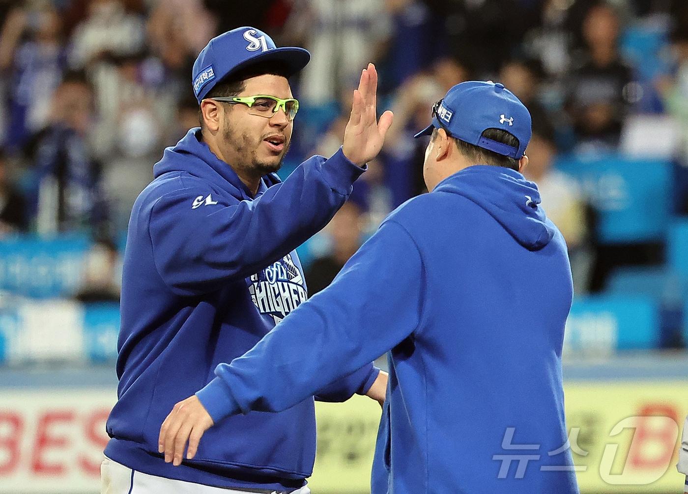 본문 이미지 - 14일 오후 대구 삼성라이온즈파크에서 열린 프로야구 2025 신한 SOL뱅크 KBO 준플레이오프 4차전 SSG 랜더스와 삼성 라이온즈의 경기, 5대2 역전승을 거두며 시리즈 전적 3승 1패를 거두며 플레이오프 진출에 성공한 삼성 후라도가 박진만 감독과 하이파이브를 하고 있다. 2025.10.14/뉴스1 ⓒ News1 김진환 기자