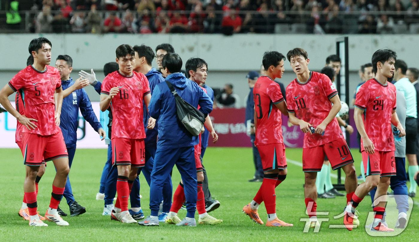 한국 남자 선수 A매치 최다 출전한 손흥민이 14일 오후 서울 마포구 서울월드컵경기장에서 열린 하나은행 초청 축구국가대표팀 친선경기 대한민국과 파라과이의 경기에서 2대0으로 승리한 대한민국 선수들이 하이파이브를 하고 있다. 2025.10.14/뉴스1 ⓒ News1 김명섭 기자