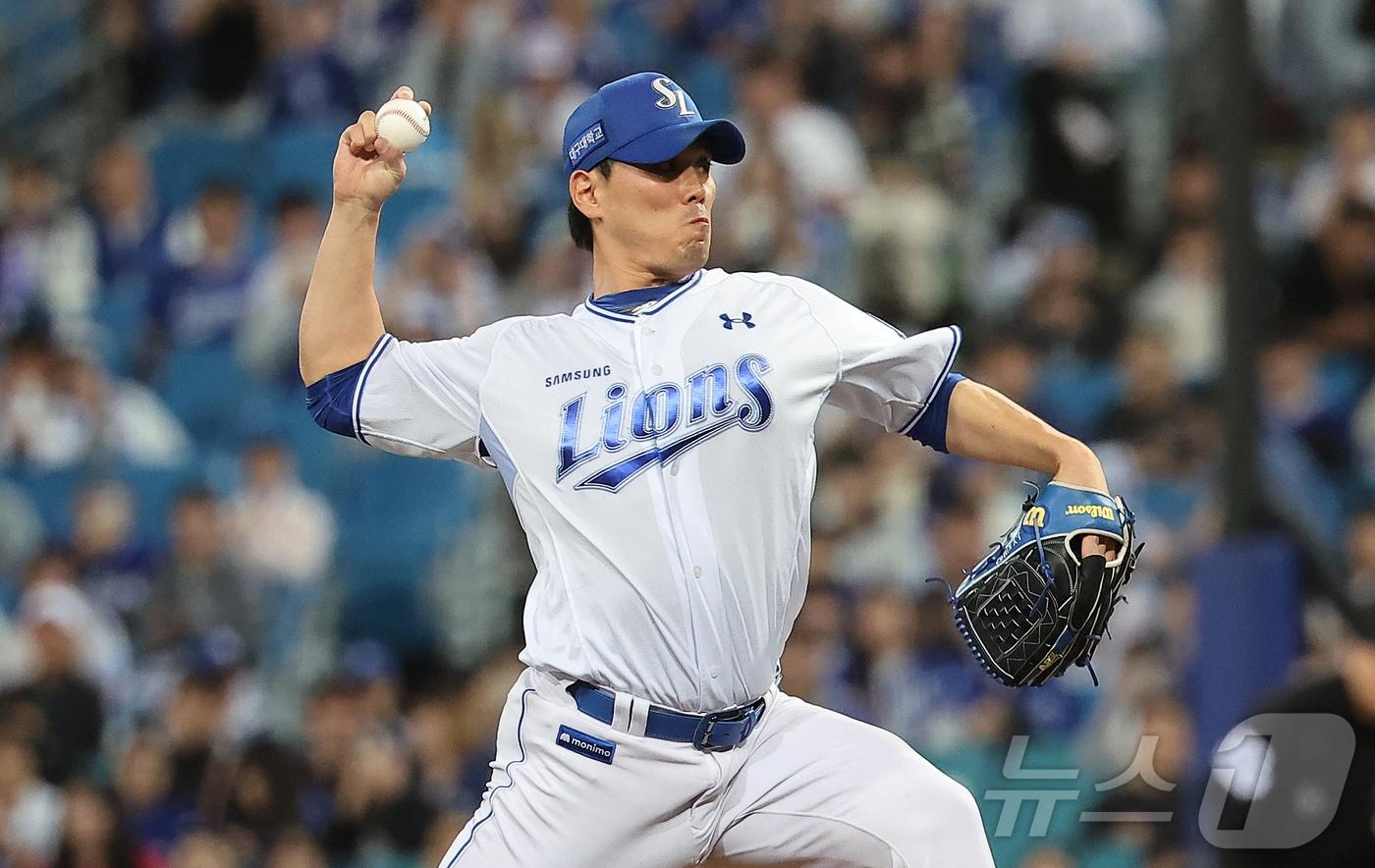 14일 오후 대구 삼성라이온즈파크에서 열린 프로야구 2025 신한 SOL뱅크 KBO 준플레이오프 4차전 SSG 랜더스와 삼성 라이온즈의 경기, 삼성 마무리 김재윤이 9회초 등판해 힘차게 공을 던지고 있다. 2025.10.14/뉴스1 ⓒ News1 김진환 기자