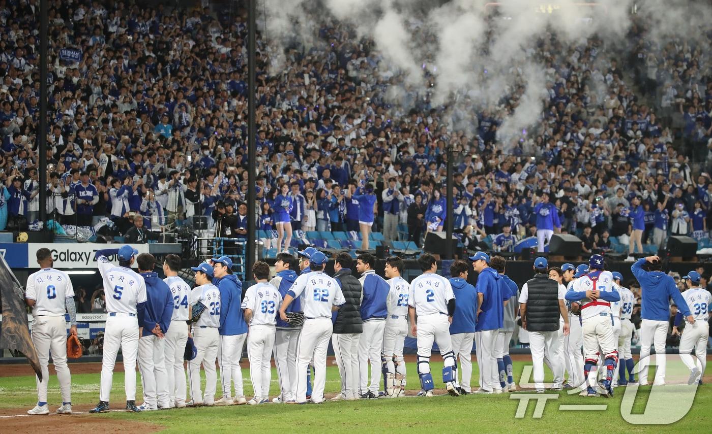 14일 오후 대구 삼성라이온즈파크에서 열린 프로야구 2025 신한 SOL뱅크 KBO 준플레이오프 4차전 삼성 라이온즈와 SSG 랜더스의 경기, 5대 2 승리를 거두며 플레이오프 진출을 확정지은 삼성 선수들이 관중석 팬들과 기쁨을 나누고 있다. 2025.10.14/뉴스1 ⓒ News1 공정식 기자