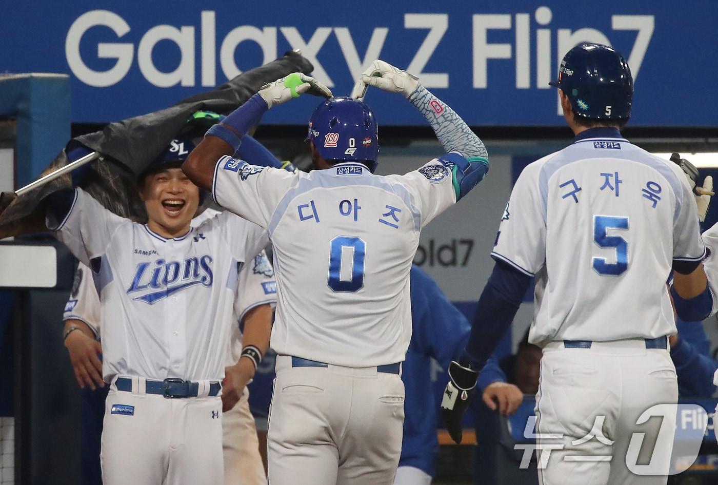14일 오후 대구 삼성라이온즈파크에서 열린 프로야구 2025 신한 SOL뱅크 KBO 준플레이오프 4차전 삼성 라이온즈와 SSG 랜더스의 경기, 삼성 4번타자 디아즈가 8회말 2사 1루 상황에서 우월 2점 홈런을 터뜨린 뒤 기뻐하고 있다. 2025.10.14/뉴스1 ⓒ News1 공정식 기자