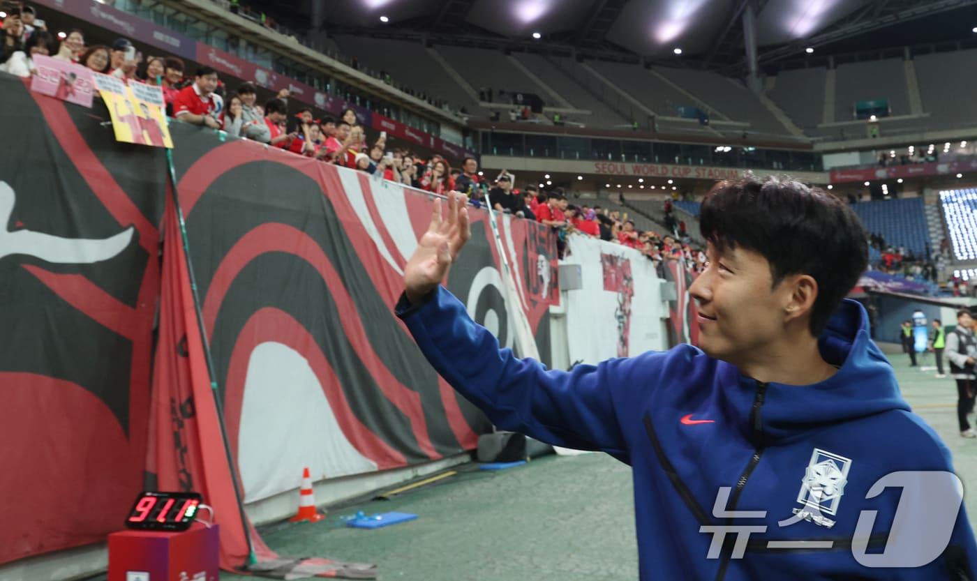 팬들에게 인사하는 축구대표팀 손흥민. 2025.10.14/뉴스1 ⓒ News1 김명섭 기자