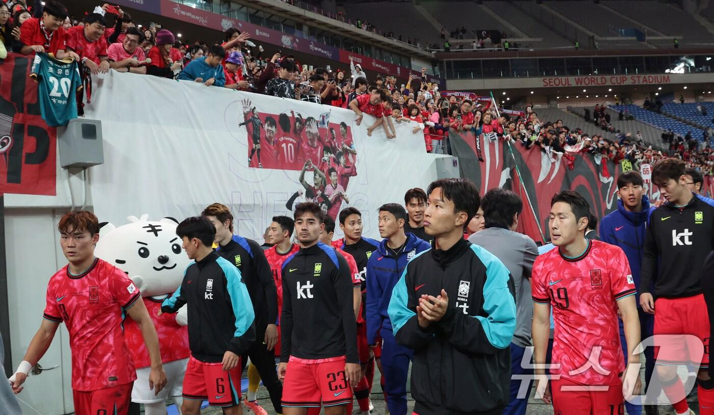 한국 남자 선수 A매치 최다 출전한 손흥민이 14일 오후 서울 마포구 서울월드컵경기장에서 열린 하나은행 초청 축구국가대표팀 친선경기 대한민국과 파라과이의 경기에서 2대0으로 승리한 대한민국 선수들이 팬들과 인사를 하고 있다. 2025.10.14/뉴스1 ⓒ News1 김명섭 기자