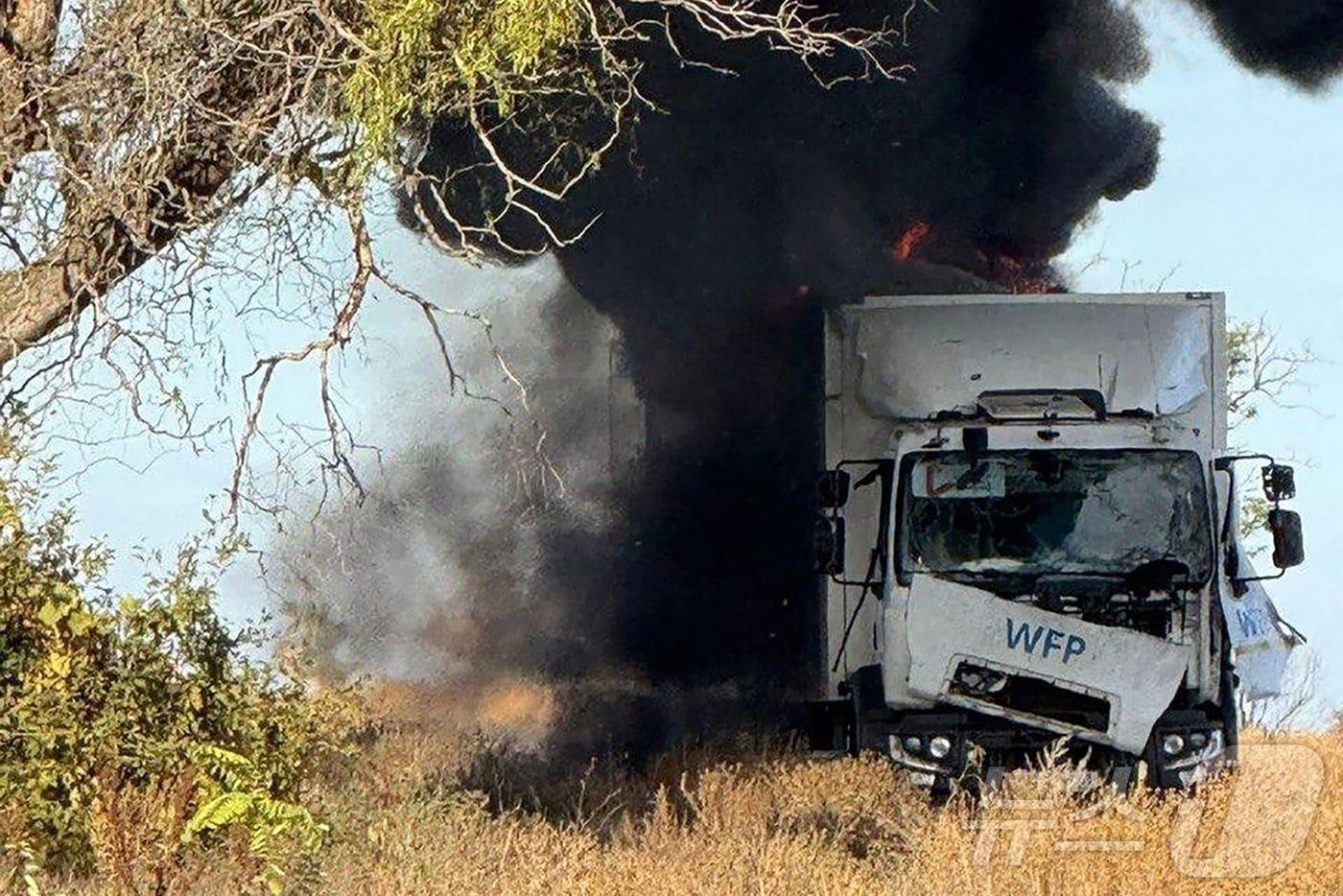 우크라이나에 구호물품을 전달하던 유엔 세계식량계획(WFP) 차량이 14일(현지시간) 러시아 드론의 공격을 받았다. 2025.10.14. ⓒ AFP=뉴스