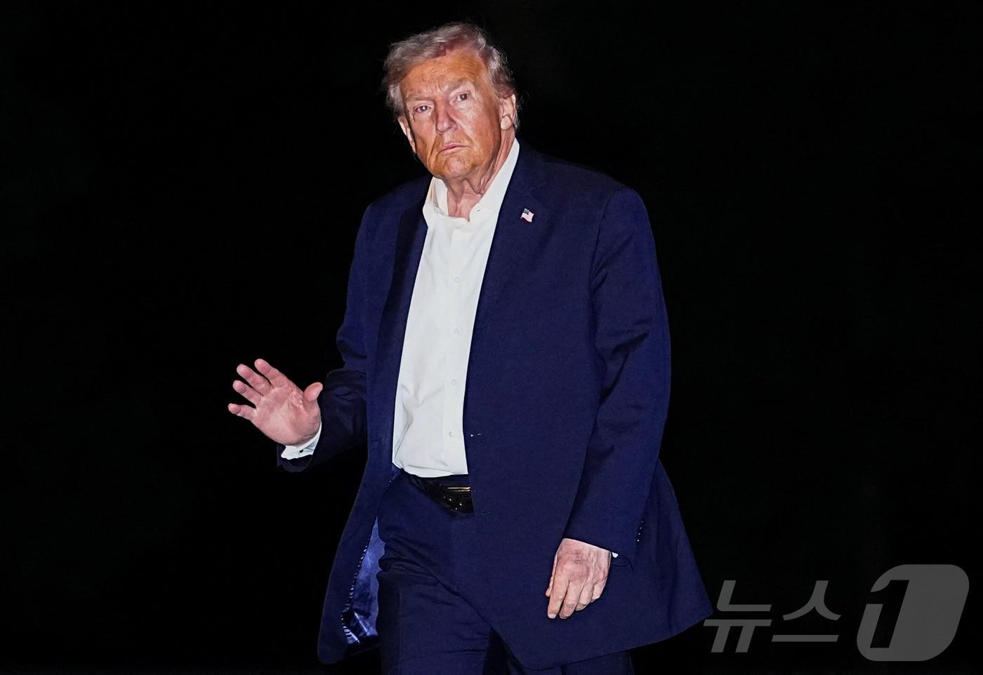 도널드 트럼프 미국 대통령이 14일&#40;현지시간&#41; 이집트에서 열린 가자지구 전쟁 중단 휴전 합의 서명식 행사에 참석한 뒤 워싱턴DC 백악관에 도착해 취재진을 향해 손을 들어 보이고 있다. 2025.10.14. ⓒ 로이터=뉴스1 ⓒ News1 류정민 특파원