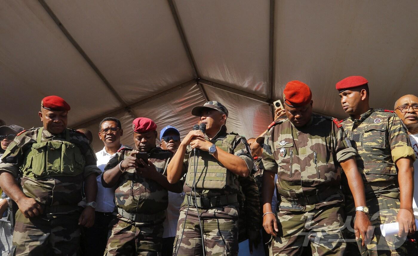 안드리 라조엘리나 마다가스카르 대통령이 14일(현지시간) 탄핵된 후 마다가스카르 군이 권력을 장악했다. 2025.10.14. ⓒ 로이터=뉴스1