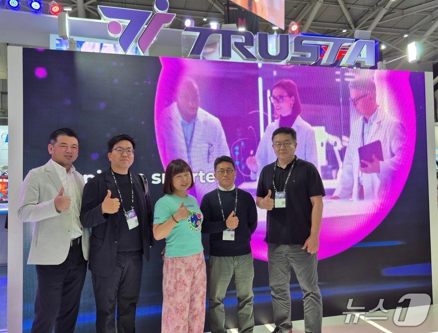 본문 이미지 - 지난 5월 열린 컴퓨텍스 2025에서 대만 SSD 모듈 기업 에이데이터(ADATA)가 파두와 협력해 기업용 SSD 브랜드 ‘트러스타(TRUSTA)’를 새롭게 런칭했다. (왼쪽부터 찰리 우(Charly Woo) 에이데이터 부사장, 김태균 파두 CBO, 셸리 첸(Shalley Chen) 에이데이터 사장, 이지효 파두 대표이사 CEO, 남이현 파두 대표이사.(파두 제공)