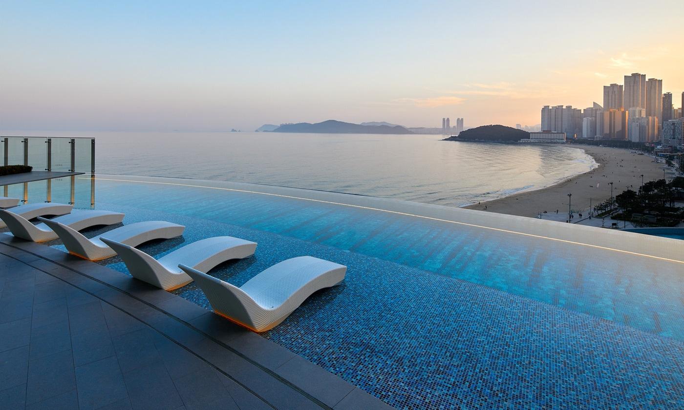 시그니엘 부산 야외 수영장. (롯데호텔앤리조트 제공). 