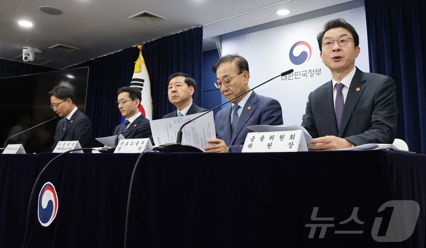 이억원 금융위원회 위원장이 15일 서울 종로구 정부서울청사에서 주택시장 안정화 대책을 발표하고 있다. 왼쪽부터 임광현 국세청장, 윤창렬 국무조정실장, 구윤철 경제부총리 겸 기획재정부 장관, 김윤덕 국토교통부 장관, 이 위원장. 2025.10.15/뉴스1 ⓒ News1 임세영 기자