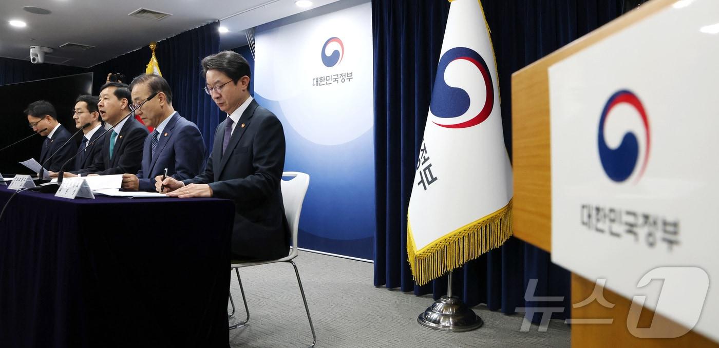 구윤철 경제부총리 겸 기획재정부 장관이 15일 서울 종로구 정부서울청사에서 주택시장 안정화 대책을 발표하고 있다. 왼쪽부터 임광현 국세청장, 윤창렬 국무조정실장, 구 부총리, 김윤덕 국토교통부 장관, 이억원 금융위원회 위원장. 2025.10.15/뉴스1 ⓒ News1 임세영 기자