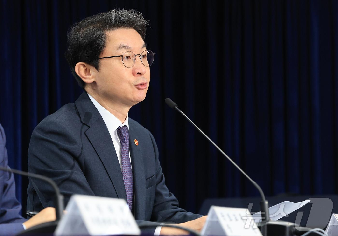 이억원 금융위원회 위원장이 15일 서울 종로구 정부서울청사에서 주택시장 안정화 대책을 발표하고 있다. 2025.10.15/뉴스1 ⓒ News1 임세영 기자