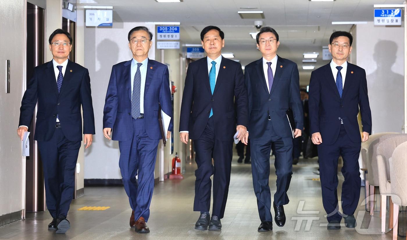 왼쪽부터 임광현 국세청장, 김윤덕 국토교통부 장관, 구 부총리, 이억원 금융위원회 위원장, 윤창렬 국무조정실장. 2025.10.15/뉴스1 ⓒ News1 임세영 기자