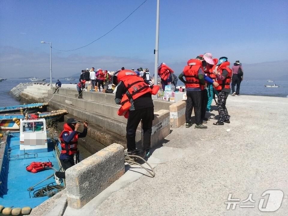 본문 이미지 - 어민들리 조업에 앞서 구명조끼를 착용하고 있다.&#40;여수해경 제공&#41;