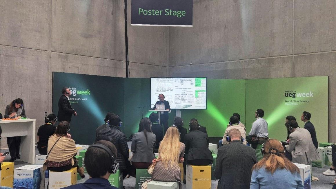 본문 이미지 - &#39;케이캡&#39; 연구팀이 유럽소화기학회에서 헬리코박터 제균 임상 결과를 발표하고 있다.&#40;HK이노엔 제공&#41;/뉴스1