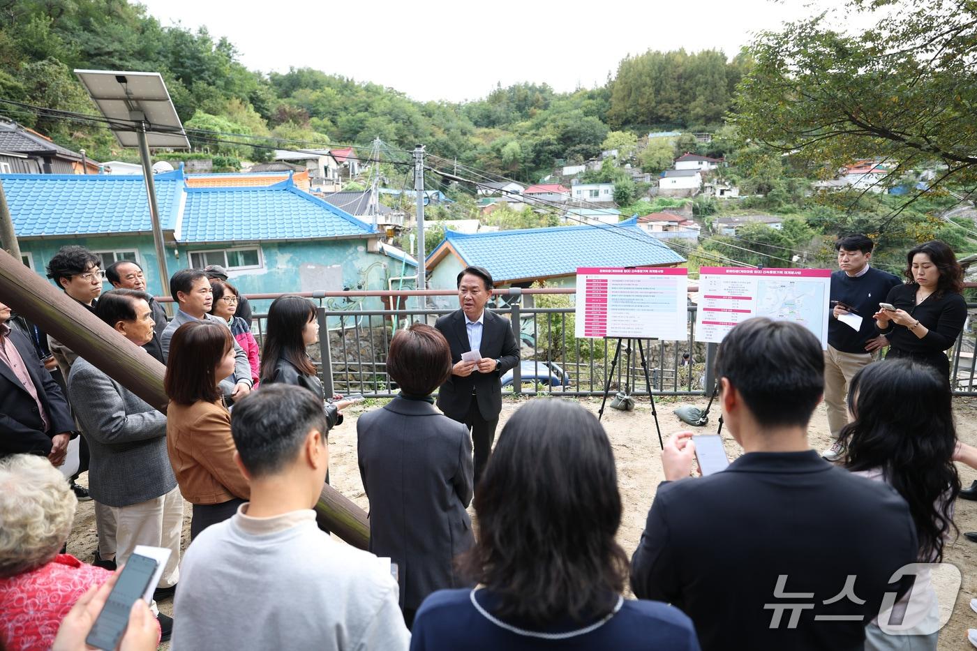  홍제동 개미마을에서 프레스투어를 진행하는 이성헌 서대문구청장&#40;서대문구 제공&#41; 뉴스1 ⓒ News1