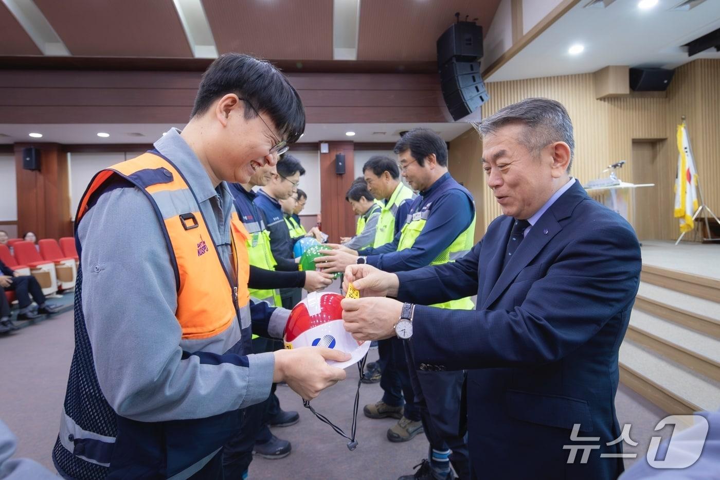 본문 이미지 - 김준동 한국남부발전 사장(오른쪽)이 14일 ‘월간 안전의 날’에서 현장 직원의 안전모에 이름 스티커를 붙여주는 ‘안전모 실명 스티커 부착식’에 참여하는 모습. (남부발전 제공. 재판매 및 DB금지)