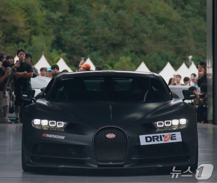본문 이미지 - 한국타이어앤테크놀로지 모터 컬쳐 브랜드 드라이브&#40;DRIVE&#41;가 12일 경기 용인 에버랜드 스피드웨이에서 열린 행사 &#39;피치스 런 유니버스 2025&#39;에 참여해 하이퍼카 &#39;부가티 시론&#39;을 전시한 모습&#40;한국타이어 제공&#41;. 2025.10.15.
