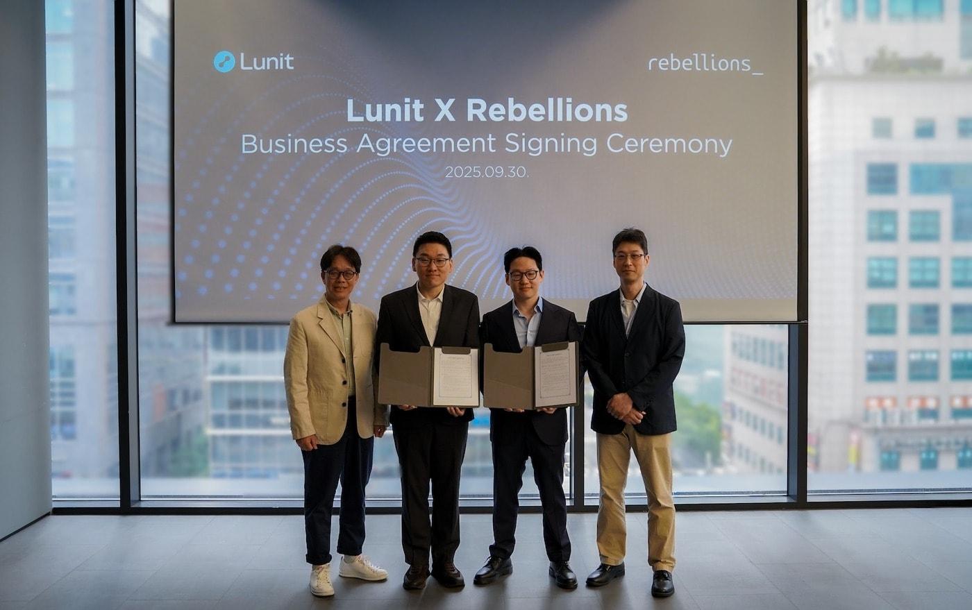 루닛 및 리벨리온 대표단&#40;왼쪽부터 리벨리온 김광정 비즈니스 총괄, 박성현 대표, 루닛 서범석 대표, 유성원 CTO&#41;이 지난달 30일 서울 강남구 루닛 본사에서 열린 ‘글로벌 AI 사업개발 업무협약식&#40;MOU&#41;’에서 양해각서 서명 후 기념촬영을 하고 있다. &#40;루닛 제공&#41;