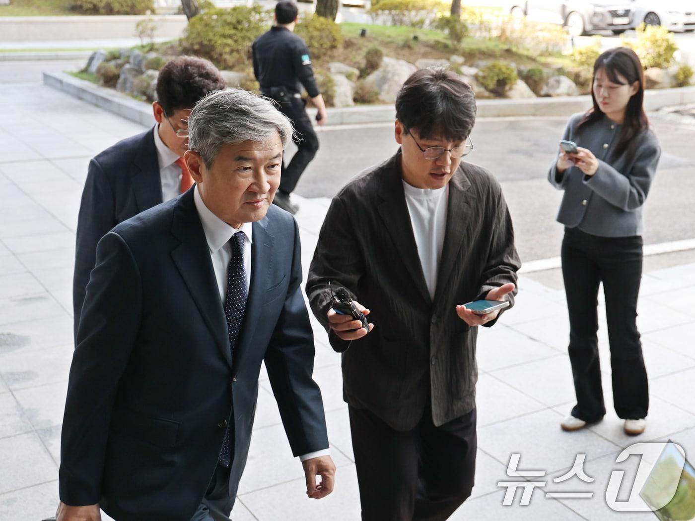 본문 이미지 - 조태용 전 국정원장이 서울 서초구 서울고등검찰청에 마련된 내란 특검팀(특별검사 조은석) 사무실에 피의자 신분으로 조사를 받기위해 출석하고 있다. 2025.10.15 ⓒ 뉴스1 황기선 기자