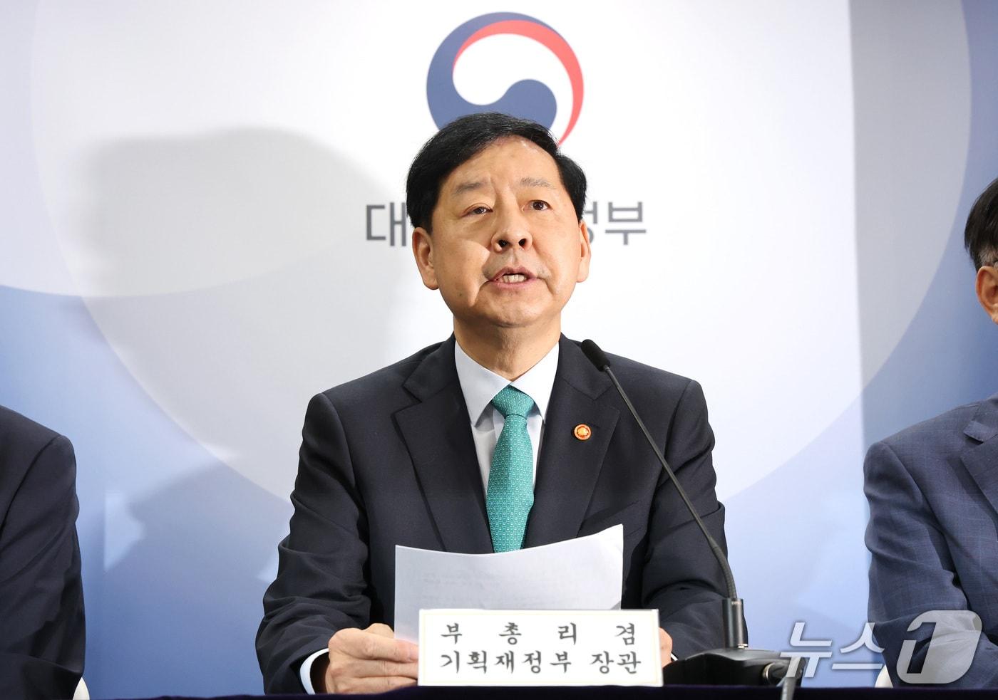 구윤철 경제부총리 겸 기획재정부 장관이 15일 서울 종로구 정부서울청사에서 주택시장 안정화 대책을 발표하고 있다. 2025.10.15/뉴스1
