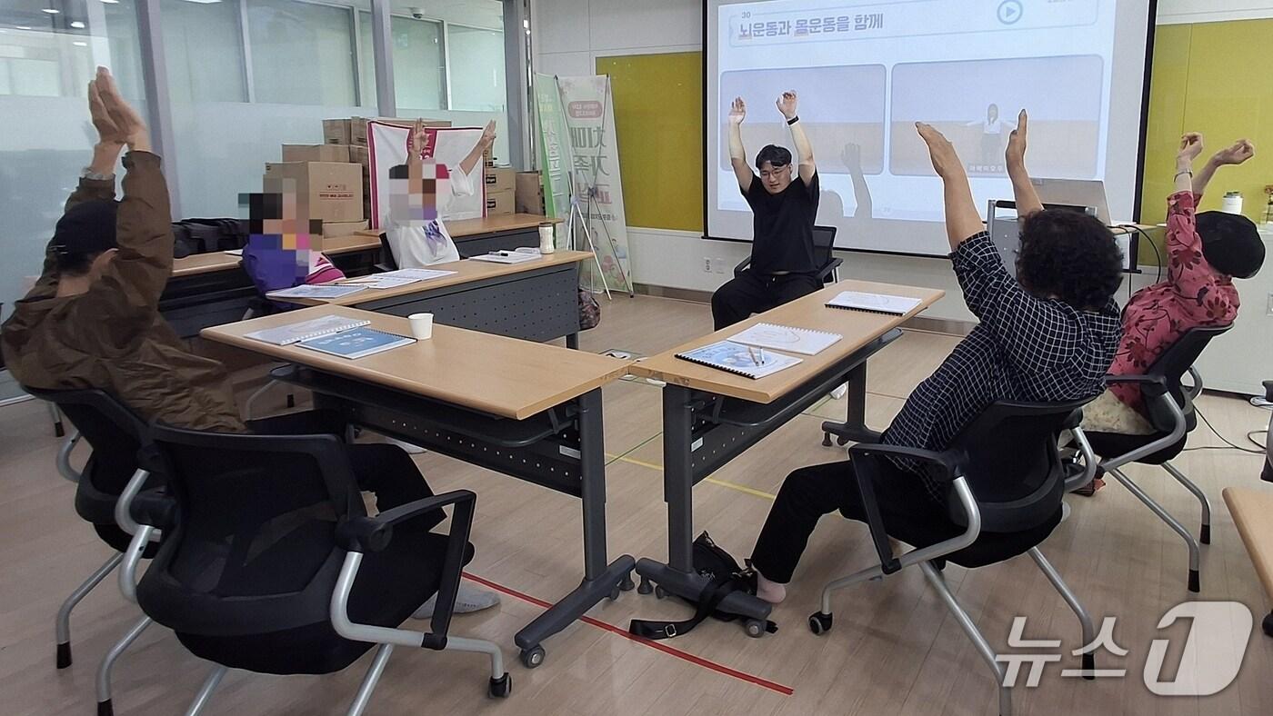 충북 증평군 치매안심센터가 운영한 ‘브라보(BRABO) 인지강화 프로그램’ 진행 모습.(증평군 제공, 재판매 및 DB금지)/뉴스1