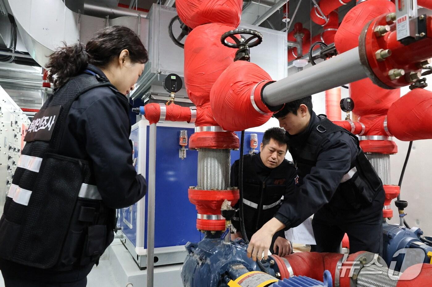 제천소방서 직원들이 한 건물 옥상 내 소화전 펌프를 확인하고 있다. &#40;제천시 제공. 재판매 및 DB금지&#41; 뉴스1  