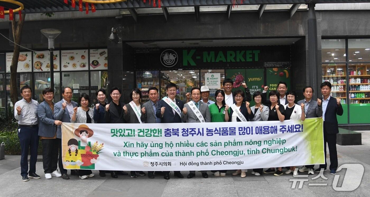 베트남 K-마켓 방문한 청주시의원.&#40;의회 제공&#41;/뉴스1