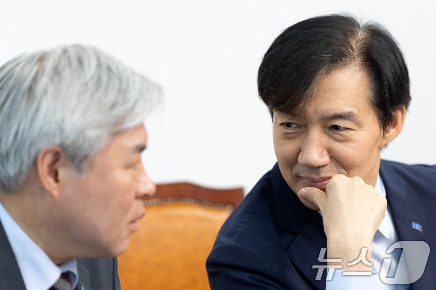 조국 조국혁신당 비상대책위원장이 15일 서울 여의도 국회에서 열린 &#39;끝까지 간다&#39; 특별위원회 회의에서 서왕진 원내대표와 대화하고 있다. 2025.10.15/뉴스1 ⓒ News1 이승배 기자