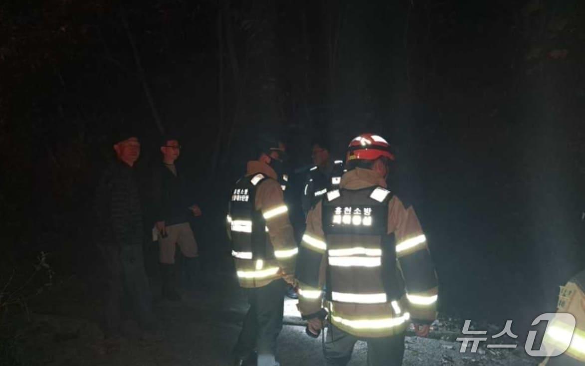 본문 이미지 - 지난 14일 버섯 채취를 위해 집을 나선 60대 남성이 귀가하지 않았다는 신고가 접수된 가운데, 소방과 경찰이 같은 날 오후 9시 28분쯤 강원 홍천군 내촌면 한 야산에서 숨져 있는 그 남성을 발견했다. &#40;강원도소방본부 제공. 재판매 및 DB금지&#41; 2025.10.15/뉴스1