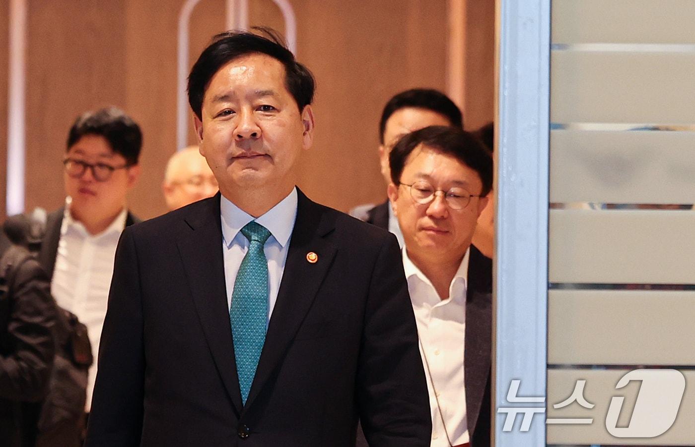 구윤철 경제부총리 겸 기획재정부 장관이 15일 오전 인천국제공항 제2터미널을 통해 미국으로 출국하고 있다. 구 부총리는 15일부터 18일까지 주요 20개국이 참여하는 G20 재무장관회의 및 IMF/WB 연차총회 참석한다. 2025.10.15/뉴스1 ⓒ News1 이호윤 기자