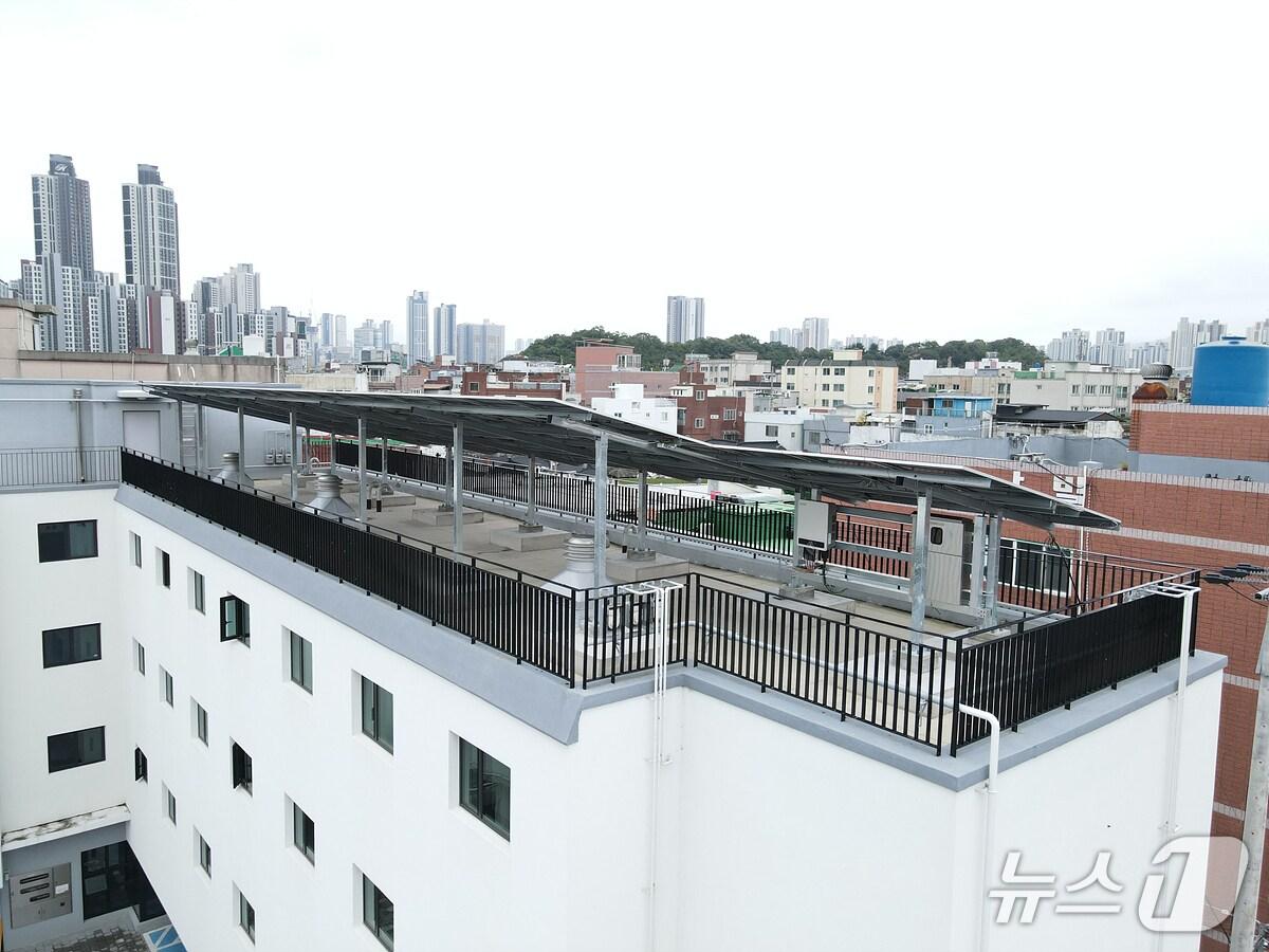본문 이미지 - 대구시민햇빛발전소 22호기가 15일 서구 &#39;인동촌 청아람 더 영&#39; 통합공공임대주택에서 준공했다. &#40;대구시 제공. 재판매 및 DB 금지&#41;/뉴스1